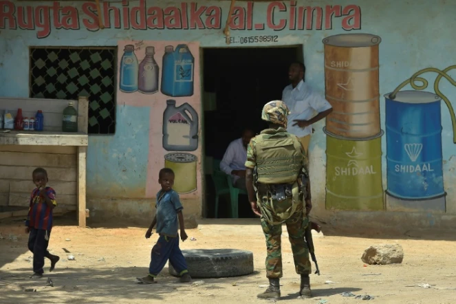 Un soldat de la force de l'Union africaine patrouille dans les rues de Kismayo le 15 novembre 2016.
