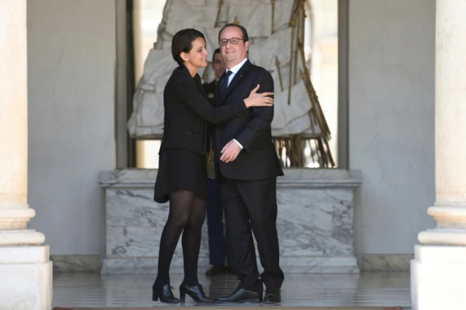 Le président François Hollande, au côté de la ministre de l'Education nationale Najat Vallaud-Belkacem, à l'issue du dernier Conseil des ministres de son quinquennat, à l'Elysée, le 10 mai 2017