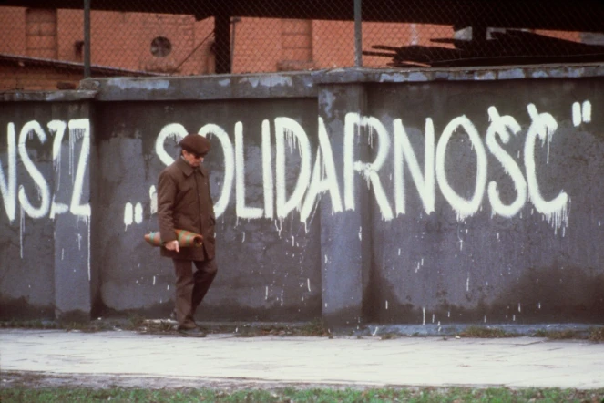 Un homme passe devant le mot "Solidarnosc" peint sur un mur, le 25 août 2020 à Gdansk, en Pologne