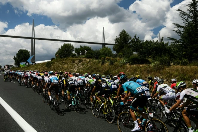 Départ de la 15e étape du Tour de France, les coureurs passant sous le viaduc de Millau et se dirigeant vers Carcassonne, le 22 juillet 2018