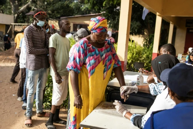 Des électeurs gambiens dans un bureau de vote de Banjul, le 4 décembre 2021