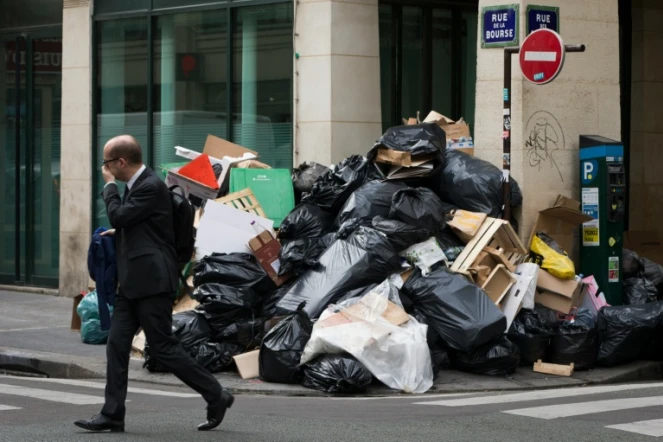 Les ordures s'amoncellent dans les rues de Paris le 10 juin 2016