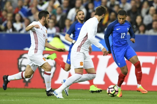 L'attaquant français Kylian Mbappé (d) face à l'Espagne lors d'un match amical, le 28 mars 2017 au Stade de France