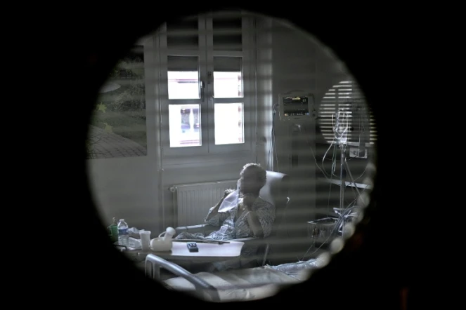 Un patient atteint du Covid-19 dans sa chambre de l'hôpital Cochin de l'AP-HP, à Paris, le 18 mars 2021