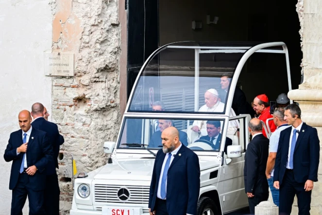 Le pape François à bord de la papamobile après une brève visite de la cathédrale du Duomo à L'Aquila, le 28 août 2022 lors d'une visite d'une journée dans la capitale des Abruzzes frappée par le tremblement de terre de 2009.