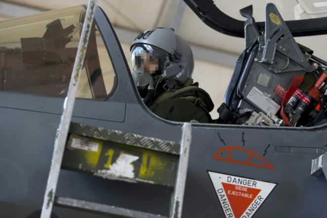 Un pilote de l'armée française dans le cockpit d'un Mirage 2000 sur une base jordanienne de la coalition, le 1er janvier 2016