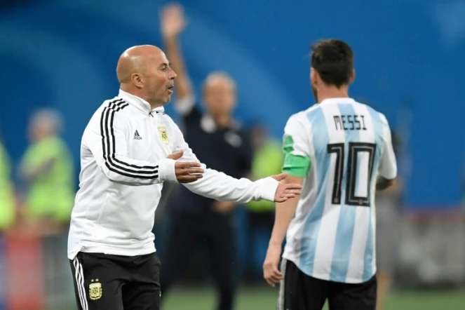Le sélectionneur de l'Argentine, Jorge Sampaoli (à g.) et Lionel Messi, de dos, lors du match du Groupe D face au Nigeria à Saint-Pétersbourg, le 26 juin 2018 