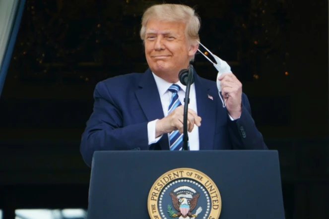 Le président américain Donald Trump s'exprime depuis la balcon de la Maison Blanche devant ses sympathisants le 10 octobre 2020