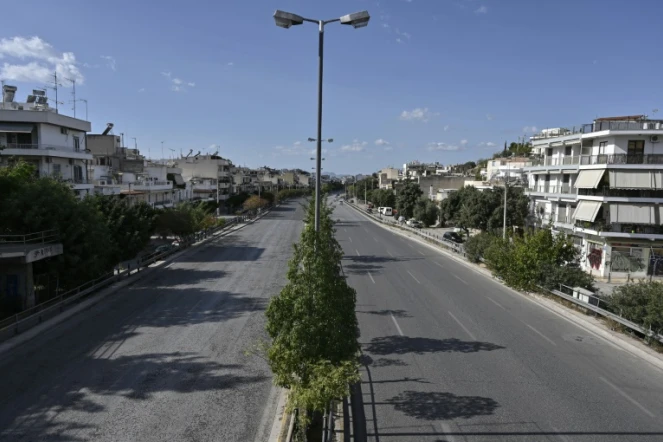 Avenue désertée dans le centre d'Athènes au premier jour du confinement le 7 novembre 2020
