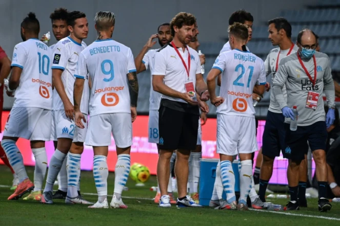 Les joueurs marseillais, regroupés autour du coach André Villas-Boas en amical face à Nimes au stade des Costières, le 9 août 2020, déplorent quelques cas de Covid-19
