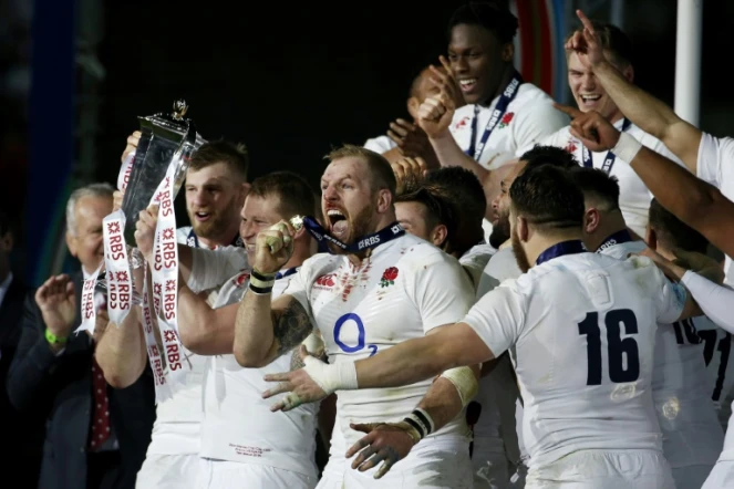 Les joueurs du XV anglais fêtent leur victoire dans le tournoi des Six nations, le 19 mars 2016 au Stade de France