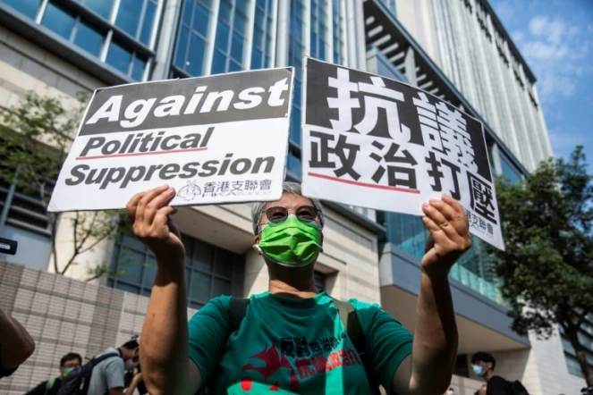 Un manifestant pro-démocratie devant le tribunal de West Kowloon où sont jugés des vétérans de l'opposition, le 1er avril 2021 à Hong Kong