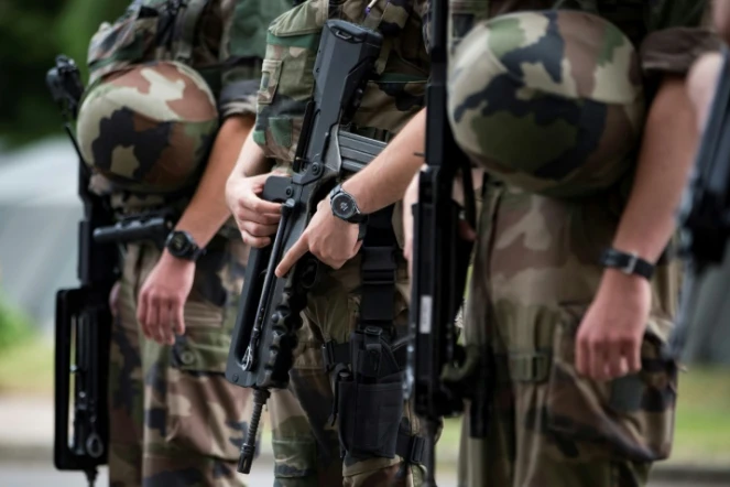 Des soldats français de "Operation en arme à Vincennes, près de Paris,le 25 juillet 2016