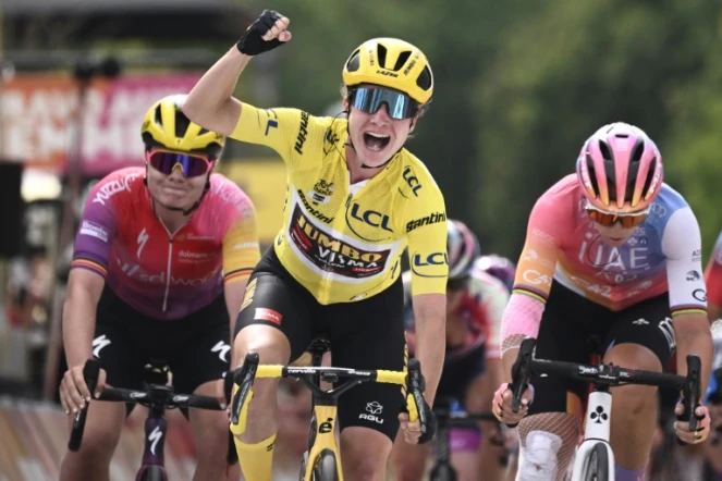 La joie de la maillot jaune, la Néerlandaise Marianne Vos, après avoir remporté la 6e étape du Tour de France Femmes, le 29 juillet 2022, disputée entre Saint-Dié-les-Vosges et Rosheim, devant l'Italienne Maria Bastianelli (d) et la Belge Lotte Kopecky