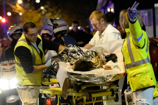 Evacuation d'une personne blessée lors de l'attaque terroriste au Bataclan, le 13 novembre 2015 à Paris