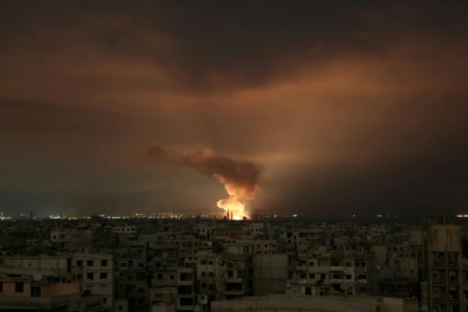 Des explosions nocturnes dans le fief rebelle de la Ghouta orientale après  des frappes du régime tard le 23 février 2018