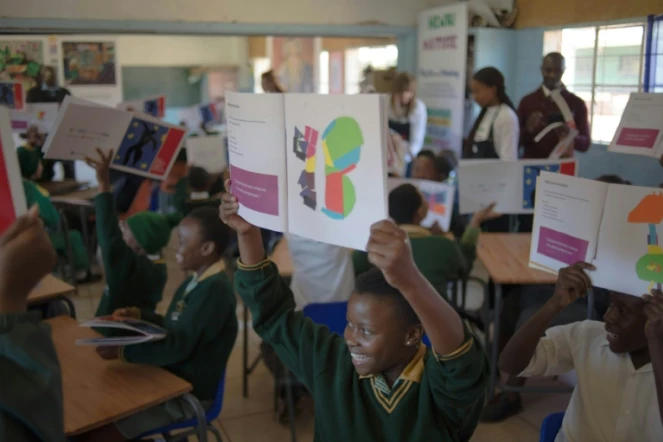 Des élèves lors d'un atelier consacré à Matisse le 20 juin 2016 dans une école défavorisée du township de Soweto 