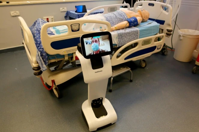 Le robot Medisana Temi a été mis au point par une société israélienne pour minimiser les contacts entre humains dans le contexte de la pandémie de Covid-19, au centre médical Chaim Sheba à Ramat Gan près de Tel Aviv, le 3 juin 2020