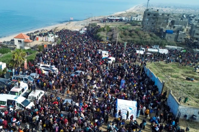 Photographie aérienne de déplacés palestiniens rassemblés à Nuseirat, dans le centre de la bande de Gaza, avant de pouvoir regagner le nord du territoire, le 26 janvier 2025 