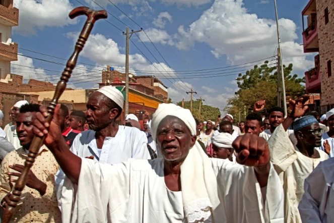 Des opposants au coup d'Etat au Soudan manifestent dans les rues d'Omdourman, la ville-jumelle de Khartoum, le 29 octobre 2021