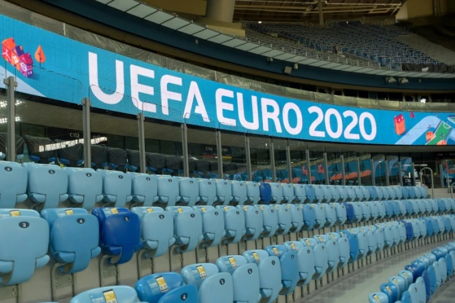 Les tribunes vides du stade Saint-Pétersbourg, qui devait accueillir certains matches du tournoi, floquées du bandeau de l'Euro-2020, le 4 février 2020