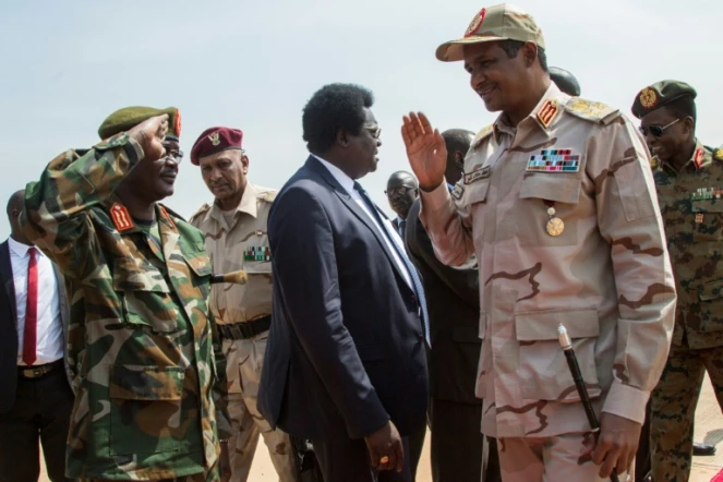 Le général Mohamed Hamdan Daglo (avec la casquette), numéro deux du Conseil militaire de transition soudanais, à son arrivée à l'aéroport de Juba, la capitale du Soudan du Sud, le 27 juillet 2019