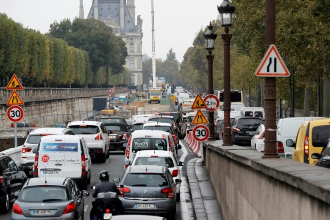 Des véhicules bloqués par un embouteillage quai des Tuileries à Paris, le 13 octobre 2013