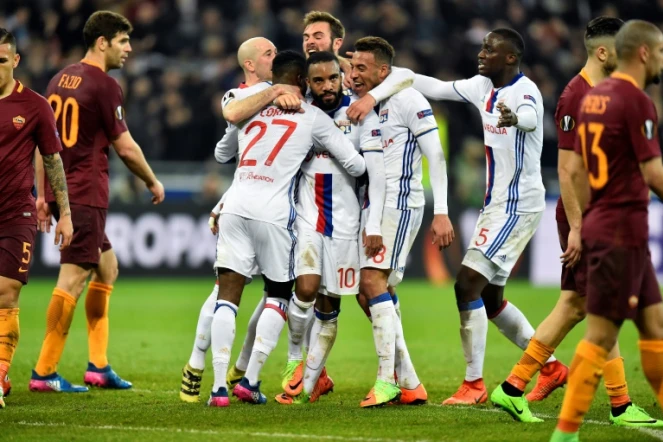 Les joueurs lyonnais regroupés autour d'Alexandre Lacazette, auteur du 4e but de l'OL contre l'AS Rome, le 9 mars 2017 au Parc OL