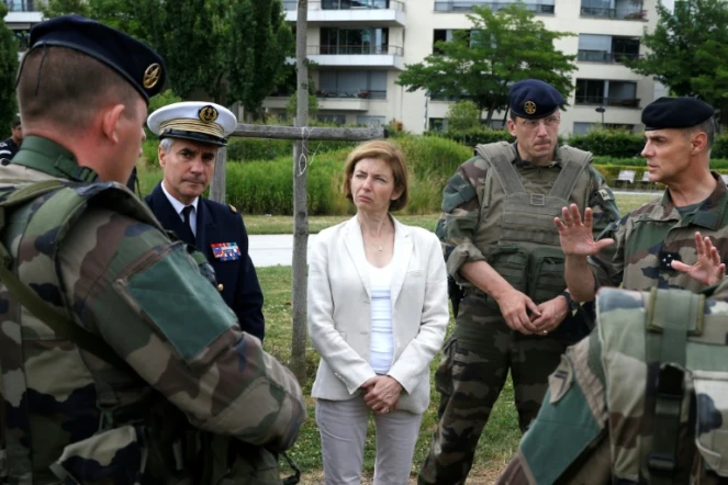 La ministre des Armées Florence Parly, le 24 juin 2017 lors d'une inspection du dispositif "Sentinelle" à Paris
