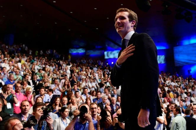 Le député de 37 ans Pablo Casado salue les délégués du Parti populaire qui l'ont porté le 21 juillet 2018 à leur tête.