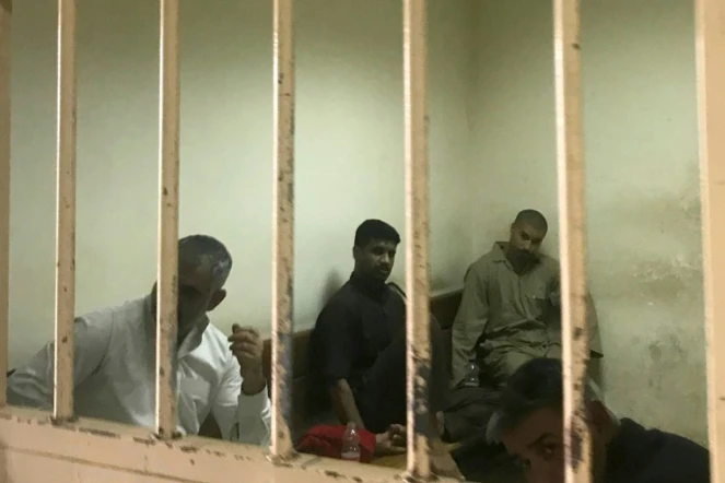 Le jihadiste belge Tarik Jadaoun (D), connu sous le nom de Abou Hamza al-Belgiki, dans l'attente de sa comparution devant un tribunal de Bagdad, le 10 mai 2018