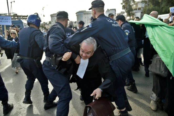 Des policiers dispersent une manifestation d'avocats contre la candidature à un 5e mandat du président Bouteflika, le 7 mars 2019 à Alger