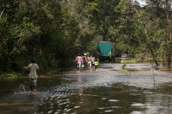 Une route inondée après le passage du cyclone Batsirai, le 7 février 2022 près de Ranomafana, à Madagascar
