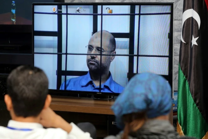 Photo du fils de Mouammar Kadhafi, Seïf al-Islam lors d'une retransmission le montrant interrogé par un juge à Tripoli, le 27 avril 2014