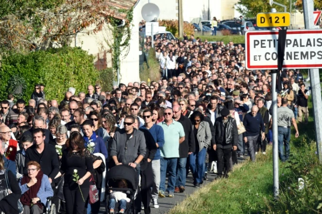 Des milliers de personnes participent à une marche en mémoire des victimes de la collision de Puisseguin, le 25 octobre 2015 à Petit-Palais-et-Cornemps