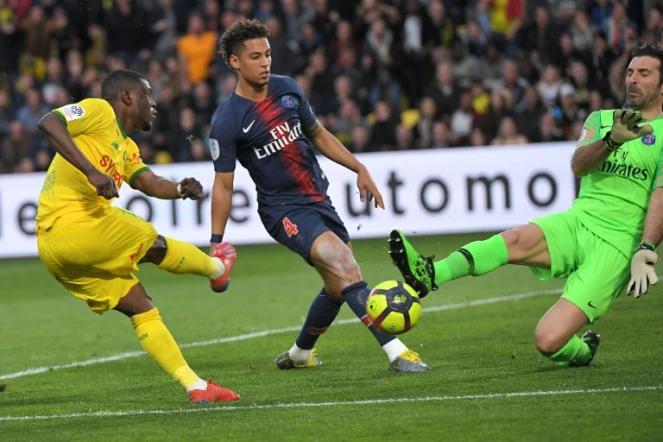 L'attaquant nantais Majeed Waris tire au but devant le défenseur du PSG Thilo Kehrer et le gardien Gianluigi Buffon, le 17 avril 2019 au stade de la Beaujoire à Nantes