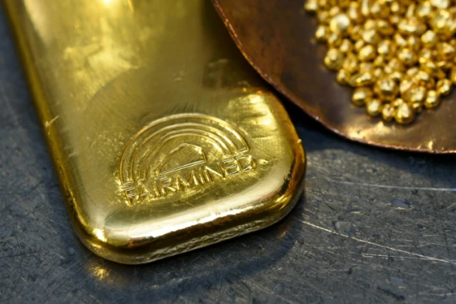 Un lingot et des pépites d'or éthiques dans un atelier Chopard à Meyrin, près de Genève, le 11 novembre 2015