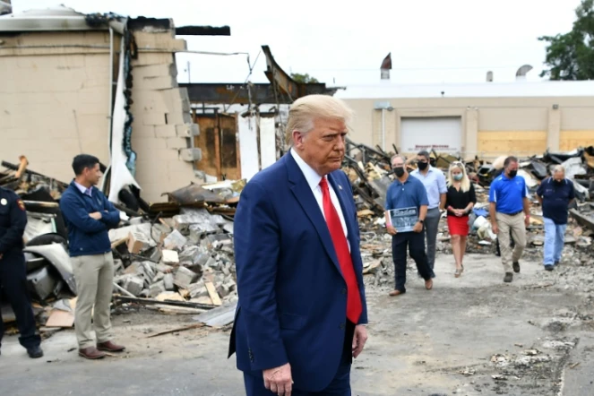 Donald Trump inspecte des bâtiments en ruines après les manifestations à Kenosha le 1er septembre 2020 