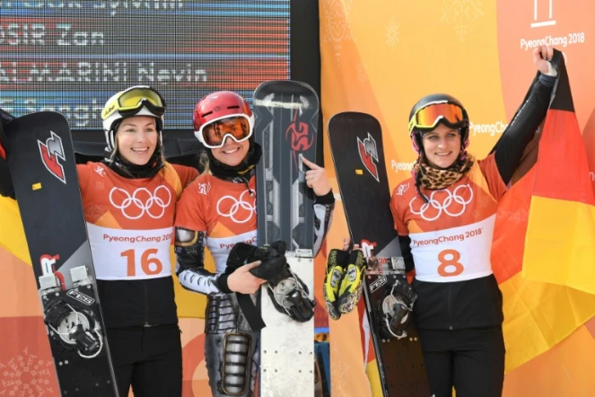 La Tchèque Ester Ledecka (C) médaillée d'or en snowboard aux JO de Pyeongchang le 24 février 2018