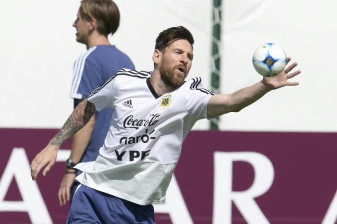 L'attaquant argentin Lionel Messi arrête une petite balle lors d'une séance d'entraînement à Bronnitsy le 25 juin lors du Mondial 2018