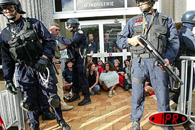 La manifestation des personnels de l'Éducation nationale à Saint-Denis a dégénéré en affrontements avec les forces de l'ordre le lundi 19 mai 2003
