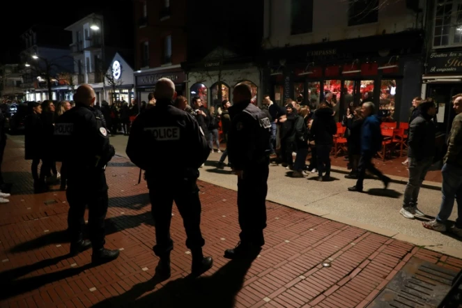 Des consommateurs quittent un café du Touquet, dans le Pas-de-Calais, dimanche à 00h00 sous le regard de la police