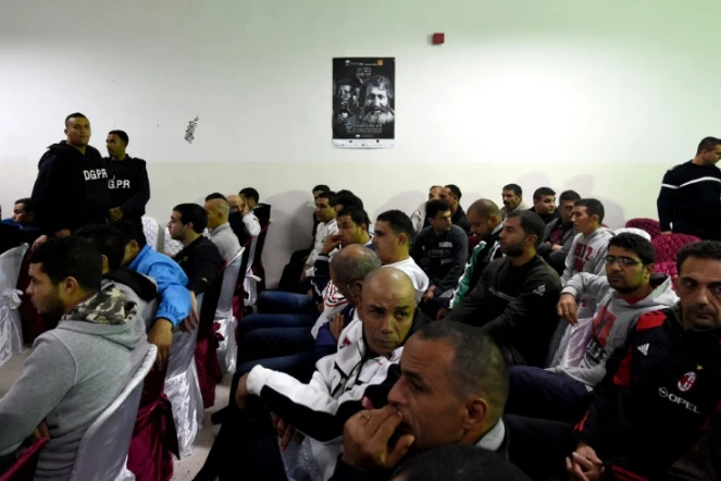 Des détenus de la prison  Borj Erroumi participent à une projection à Bizerte près de Tunis le 24 novembre 2015