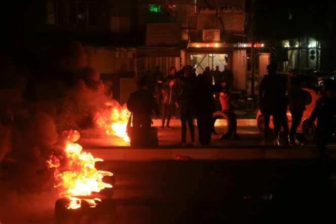 Des manifestants irakiens brûlent des pneus à Kerbala, au sud de Bagdad, le 22 décembre 2019