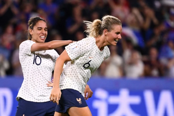 Les Françaises Amel Majri (g) et Amandine Henry exultent après le but de la seconde en prolongation contre le Brésil en 8e de finale du Mondial féminin, le 23 juin 2019 au Havre   