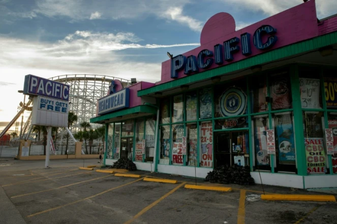 Des sacs de sable devant la porte d'une boutique de Myrtle Beach (Caroline du Sud) le 12 septembre 2018