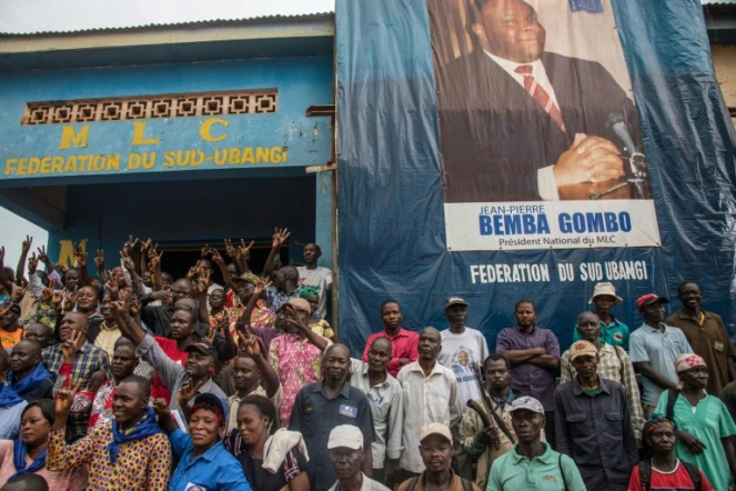 Des partisans de Jean-Pierre Bemba sont rassemblés devant son parti, le MLC, à Gemena, fief familial de l'ancien chef de guerre, le 30 juillet 2018