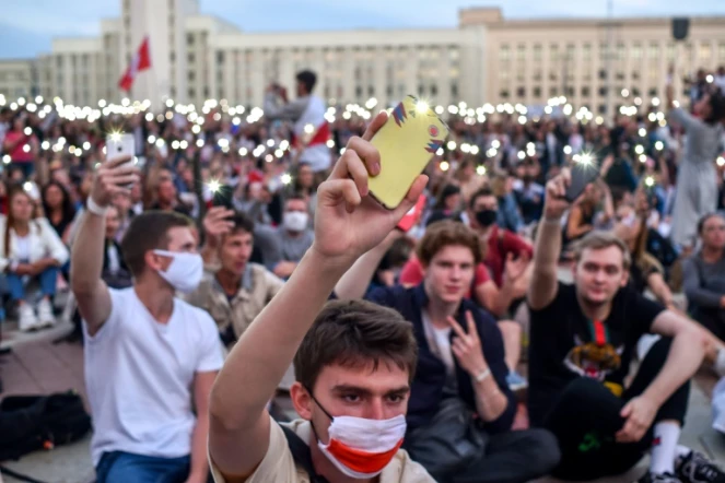 Manifestation devant le siège du gouvernement contre la répression brutale des mouvements d'opposition à la réélection du président Loukachenko, le 14 août 2020 à Minsk, au Belarus 