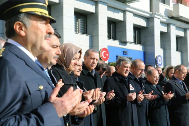 La ministre turque de la Famille, Fatma Betül Sayan Kaya (3ème G) lors d'une cérémonie en hommage aux victimes d'une attaque terroriste, le 11 décembre 2016 à Ankara