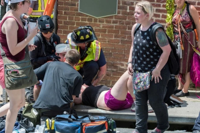 Des victimes recoivent des soins après qu'une voiture a foncé dans la foule, le 12 août 2017 à Charlottesville (Virginie) 